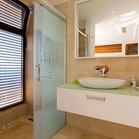 Villa Sleeps 8 Pool Air Con Wifi *